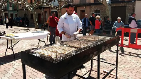 David preparando la esparragada a la brasa