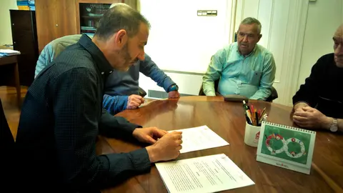 Corella-cuerdo-con-la-Asociación-de-Jubilados-Firma