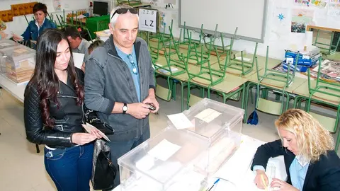 Votando en el Colegio Elvira Espa&ntilde;a en las elecciones del 2015