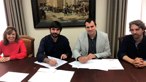 Acto de la firma del convenio entre Rubén Goñi y Eneko Larrarte, alcalde de Tudela, en el que también han estado presentes Silvia Cepas, concejala Educación, Juventud y Centro Cívicos y Daniel López, concejal de Urbanismo