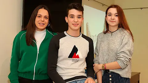De izquierda a derecha, Carmen Aguirre, Mario Sanz y Mar&iacute;a Comp&eacute;s, instantes antes de la charla que tuvo lugar el 21 de febrero de 2019 en el Centro C&iacute;vico R&uacute;a