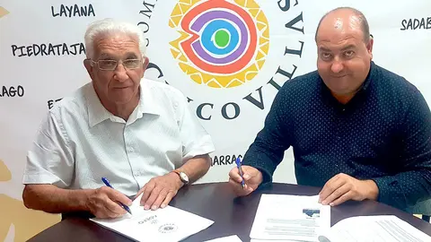 El presidente en funciones de la Comarca de las Cinco Villas, Santos Navarro, y el de Adefo Cinco Villas, José Antonio Martínez, han firmado esta mañana en la sede comarcal el acuerdo de colaboración entre ambas instituciones