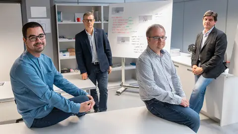 Sentados, en primer término, Adrián Jiménez Loygorri (izq.) e Iván Aguirre Calavia. En segundo término, José Ramón Alfaro López (izq.) y Luis Miguel Calvo Herrero, en el campus de la UPNA en Tudela
