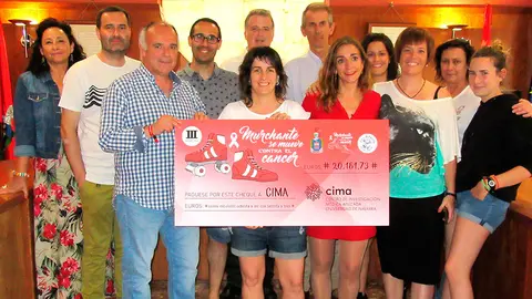 Entrega del dinero a los miembros del CIMA por parte de las entidades organizadoras