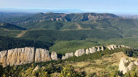 Long&aacute;s, Luesia y Biel, tres localidades cincovillesas enclavadas en el Espacio Natural Protegido de la Sierra de Santo Domingo, acogen el mes de julio unas colonias de verano para acercar a los ni&ntilde;os al patrimonio natural y cultural de la zona