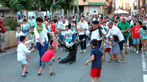 Quema del chapalangarra y baile de las Sanjuaneras