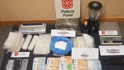 Imagen de la droga, utensilios y dinero incautados