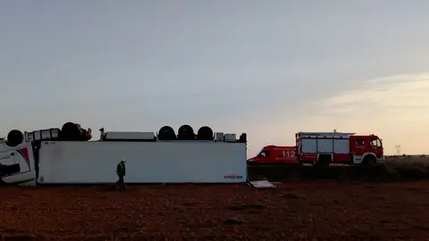 As&iacute; ha quedado el cami&oacute;n volcado