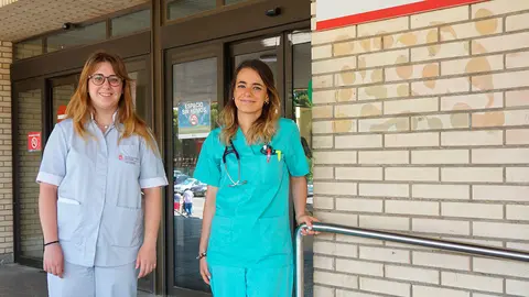 La enfermera de la Unidad de Neumolog&iacute;a, Arantxa G&oacute;mez Navascu&eacute;s y la neum&oacute;loga, Tina Herrero Jord&aacute;n