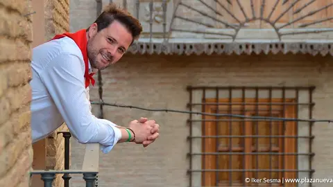 Alejandro Toquero en el balc&oacute;n de su nuevo despacho con la fachada de la casa del Almirante al fondo