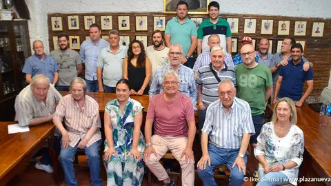 En primera l&iacute;nea los Tudelanos Populares anteriores, detr&aacute;s parte de la Junta y de la comisi&oacute;n de fiestas de la pe&ntilde;a La Teba