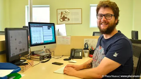 Mikel Arilla trabajando en las oficinas de Plaza Nueva