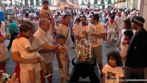 Preparativos del toro de fuego en las pasadas fiestas de Santa Ana