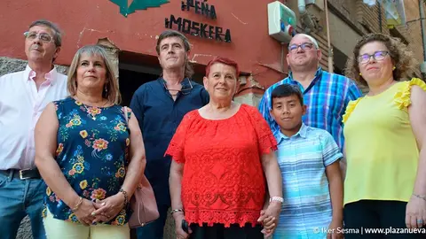 Teresa Jim&eacute;nez, Abuela de Tudela 2019, acompa&ntilde;ada de su familia y del presidente de la pe&ntilde;a Moskera