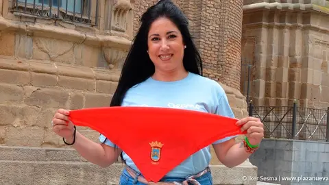 Ver&oacute;nica Gormedino ante la reja de Santa Ana