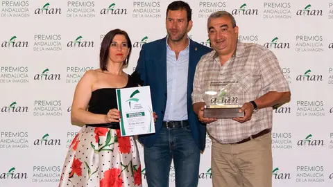 Rafael Forcada a la derecha con el premio