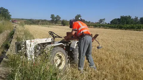 Un polic&iacute;a foral observa el tractor con el que se ha accidentado el vecino de Cascante