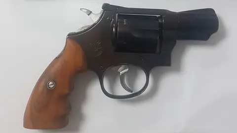 Una de las pistolas encontradas