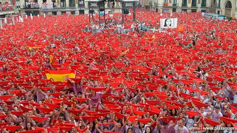Preciosa estampa de la Plaza Nueva a las 12 en punto 