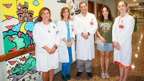 Personal del Hospital Reina de Sof&iacute;a y de la EASDi delante de los murales realizados