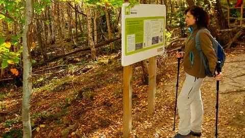 Una senderista observa una se&ntilde;alizaci&oacute;n del parque
