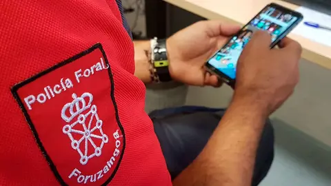 Un Polic&iacute;a Foral comprueba en su m&oacute;vil las redes sociales