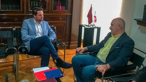 Alejandro Toquero recibe al nuevo Consejero de Ordenación del Territorio, Vivienda, Paisaje y Proyectos Estratégicos, José María Aierdi
