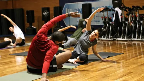 Unos deportistas en un gimnasio