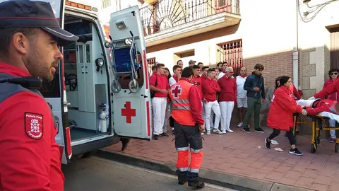 Agentes de la Polic&iacute;a Foral atienden al herido durante el encierro de Milagro