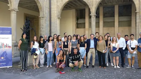  Foto de grupo del alumnado acompa&ntilde;ado de sus docentes junto a Tom&aacute;s Rodr&iacute;guez Garraza, director general de FP del departamento, y Esther Monterrubio, directora del Servicio de FP