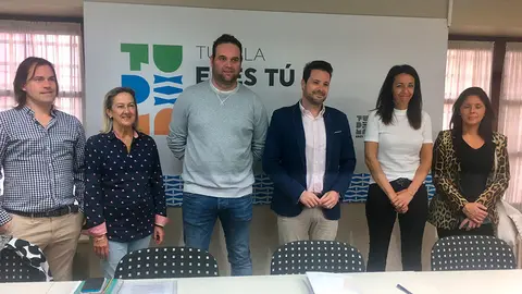 Alejandro Toquero junto a los representantes de algunas de las empresas adheridas a la escuela taller