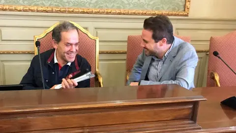 Un usuario del centro La Atalaya con el Alcalde de Tudela Alejandro Toquero