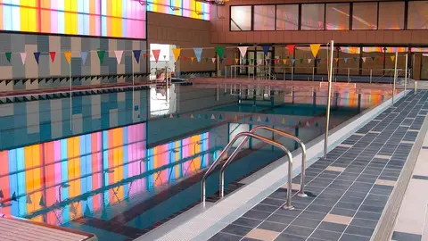 Piscinas de las instalaciones deportivas El Romeral de Castej&oacute;n