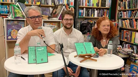 Mikel Arilla, en el centro, acompa&ntilde;ado por Pepe Alfaro y Trinidad Ruiz Marcell&aacute;n