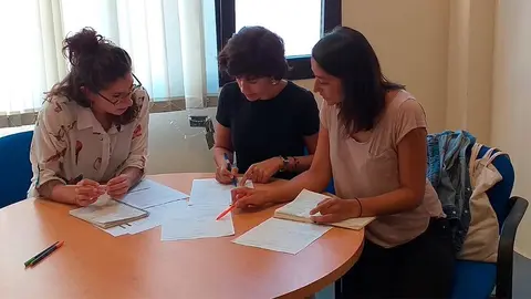 La t&eacute;cnico municipal de Igualdad y t&eacute;cnicas de la empresa Equala, coordinando la gesti&oacute;n y desarrollo del proyecto