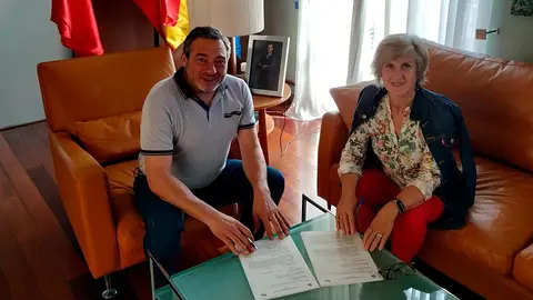 Jos&eacute; Mar&iacute;a Agramonte e Izaskun Ciriza en el momento de la firma