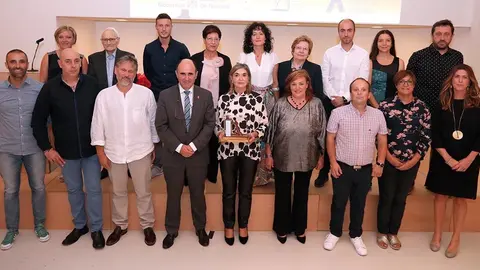 Foto de grupo de los aut&oacute;nomos galardonados y las autoridades