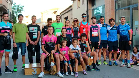 Todos los ganadores de la prueba posan con sus premios obtenidos en la prueba