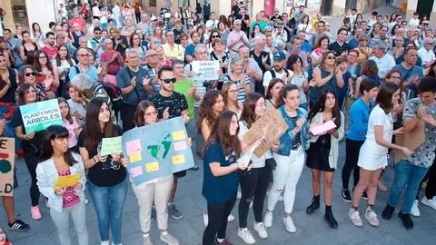 Los asistentes a la manifestación en la Plaza de los Fueros de Tudela