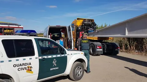 El cami&oacute;n ha derramado combustible por la v&iacute;a 2