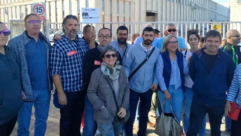 Una amplia delegaci&oacute;n de IU Arag&oacute;n ha participado esta ma&ntilde;ana en la movilizaci&oacute;n en defensa del empleo. Un acto convocado ante el anuncio del cierre de la planta en la que trabajan 116 personas 2
