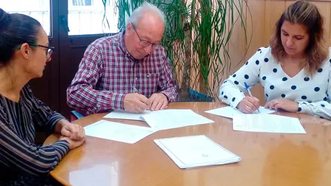 Firma entre el Ayto. de Alfaro y ADECA