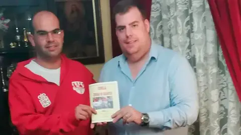 Andrés J. Sanz Fernández hace entrega de su investigación a José Mari Arellano, miembro de la Comparsa de Gigantes y Cabezudos de Corella