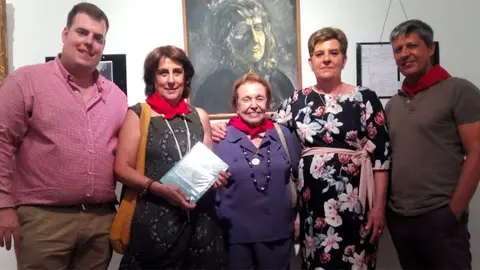 Andrés J. Sanz Fernández junto a la familia de Antonio Fernández