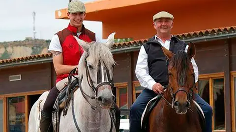 Miguel Go&ntilde;i a la derecha, con su hijo Ioritz