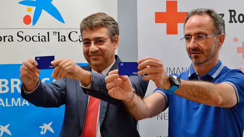 Juanjo San Martín Baquedano y Carlos Asarta presentan 648 tarjetas prepago entre familias en riesgo de exclusión social