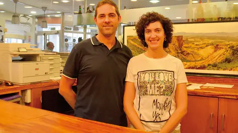 Los hermanos Silvino e Irene Izquierdo en la recepción del Hotel Santamaría de Tudela