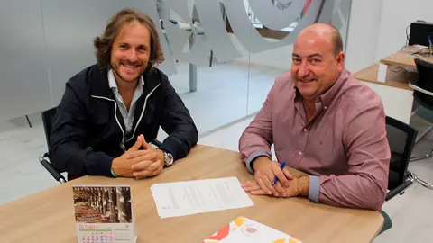 Santos Navarro, presidente de la entidad comarcal, e Isaac Sierra, presidente de la agrupación durante la firma del convenio
