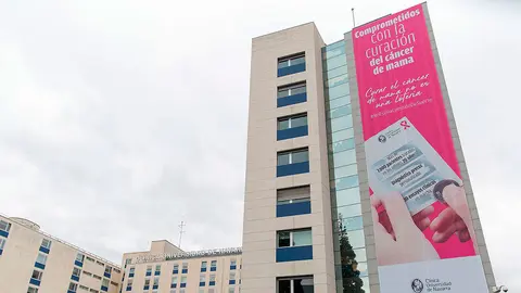 Fachada Clínica Universidad de Navarra con la campaña contra el cáncer de mama