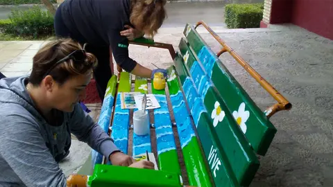 Vecinas y jóvenes de Santa Engracia están decorando los bancos de la localidad gracias a un taller 2